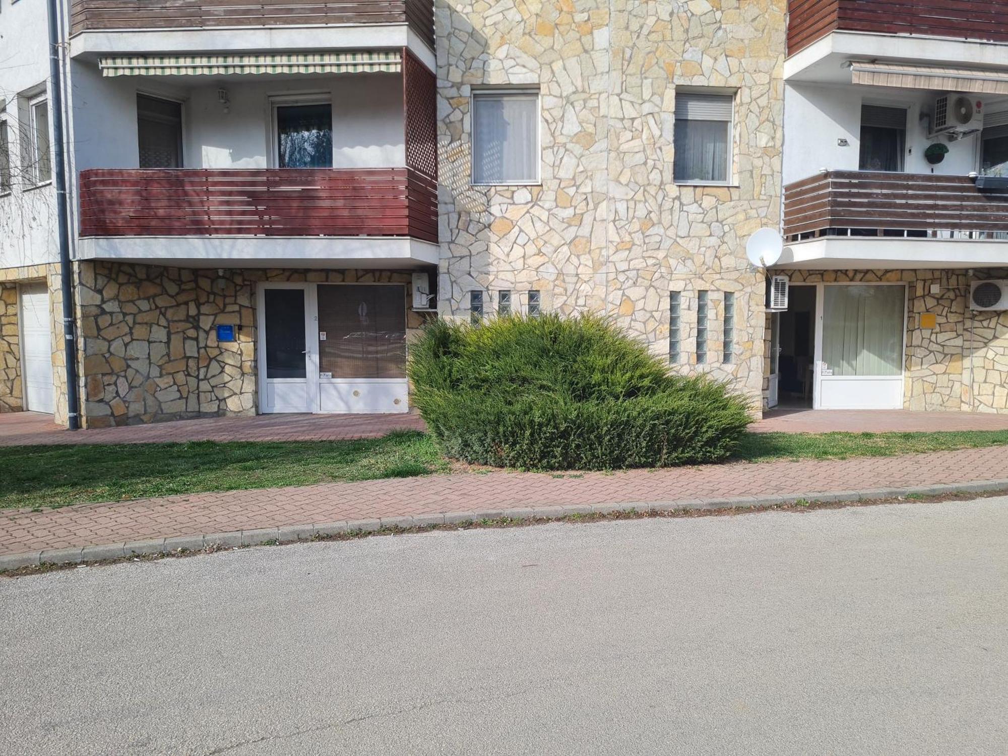 Csever Apartman Tata Esterno foto